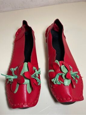 Red Leather Floral Moccasin Flats size 8.5 NWOT